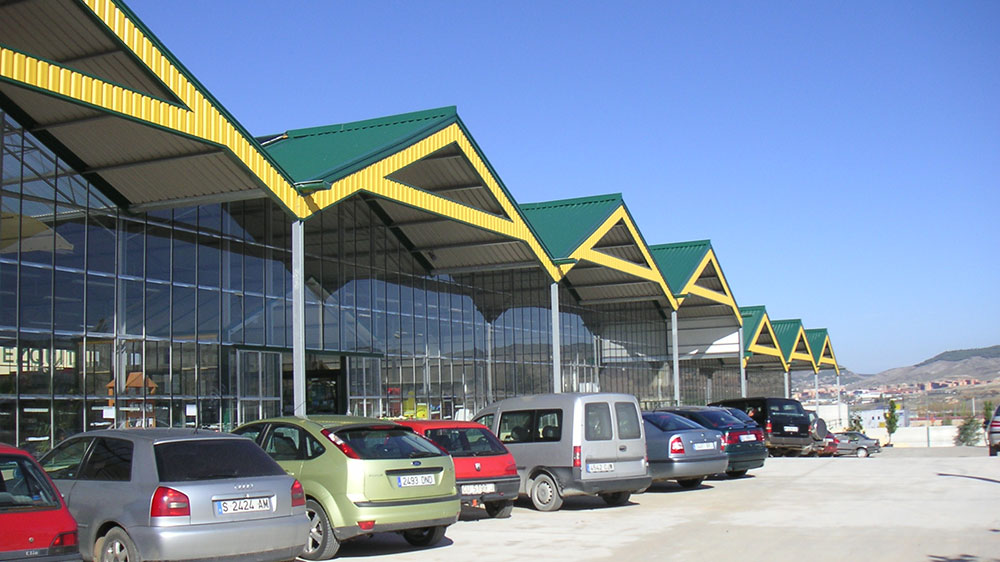 Exterior view of garden center with ININSA PW wide-span greenhouse model