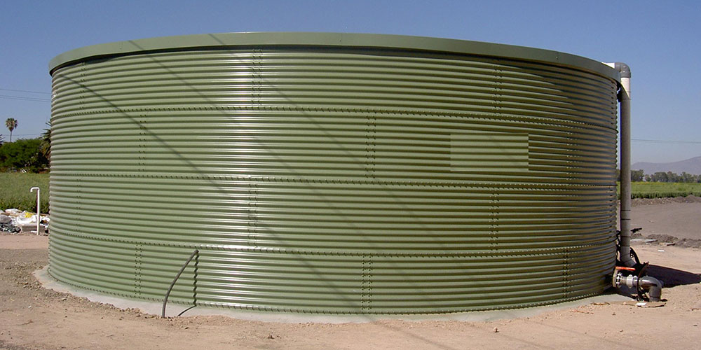 Liquid storage tank for a greenhouse