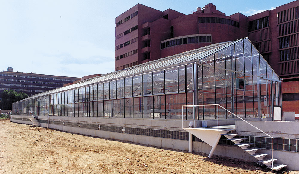 Wide-span model greenhouse in a research center