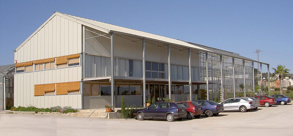 Wide-span greenhouse with the head office and research center in Roses Ferrer, Valencia